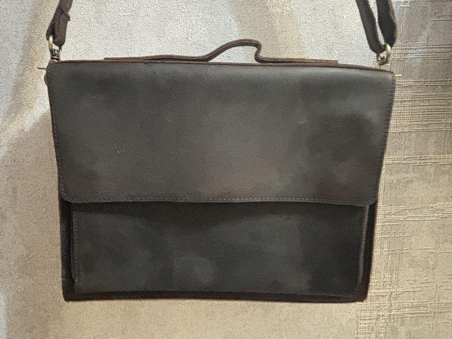 продаю портфель в хорошем состояние кожа crazy Horse