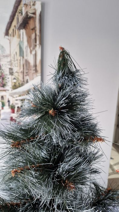 Изкуствена елха с големи иглички