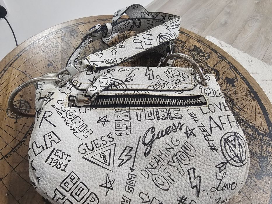 Малка дамска чанта Guess