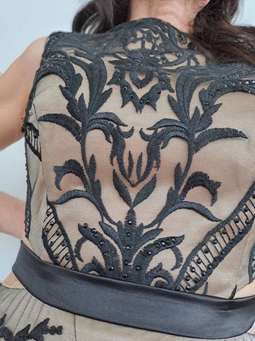 Официална черна рокля с камъчета и бродерия