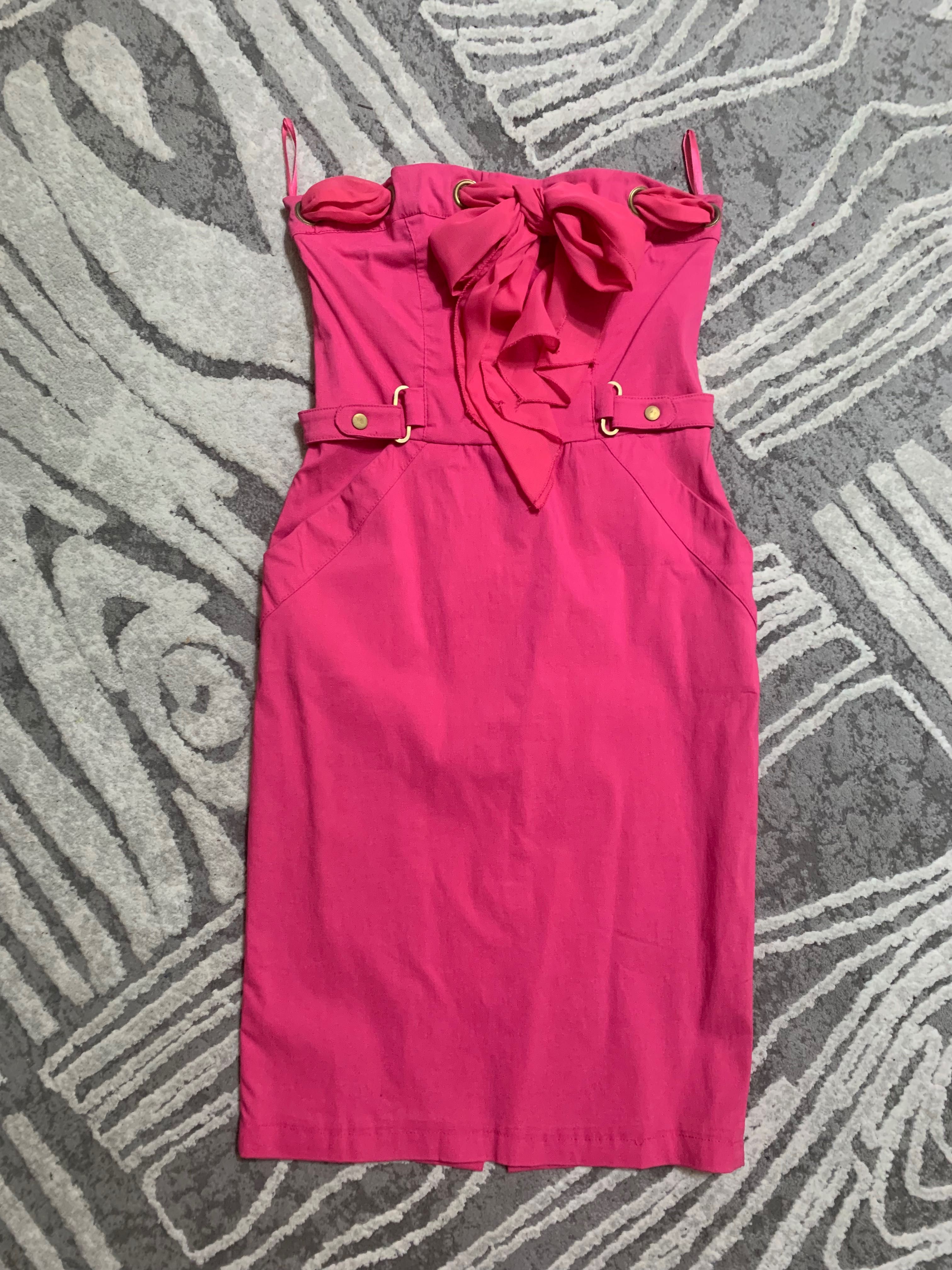 Розовое платье с накидкой