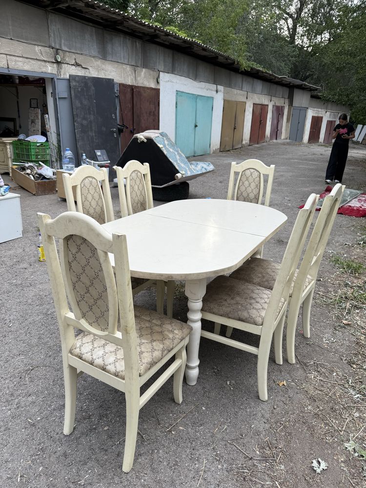 Стол со стулями