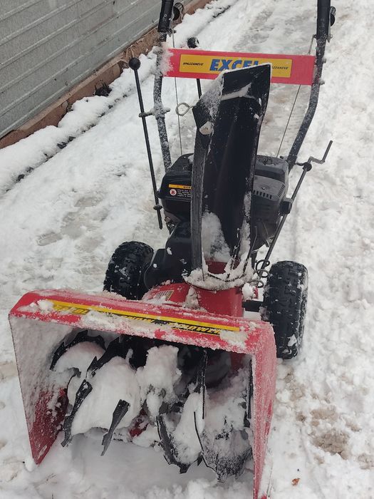 Продам снегоуборщик бензиновый самоходный в отличном состояниий
