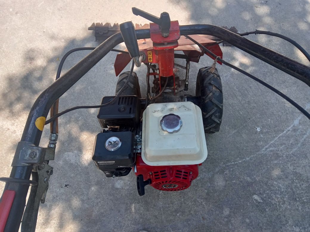 Vind doua motocositori una e funcțională una ai lipsește lama taiere .