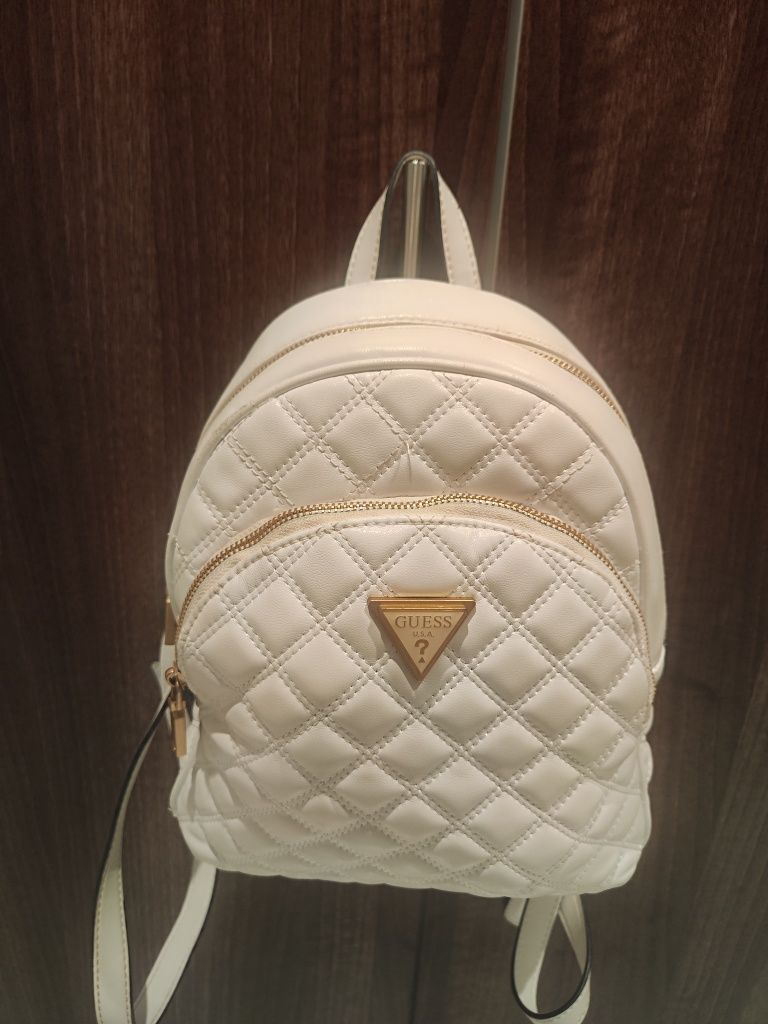 Бяла раница guess