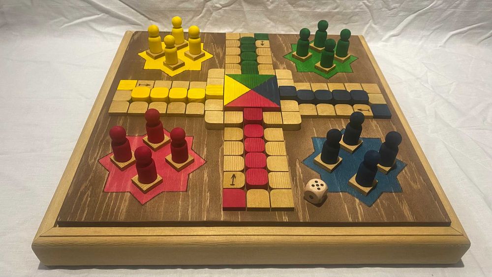 Продавам дървена игра 3 в 1, Не се сърди човече, дама и табла. Нова.