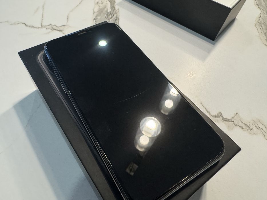 iPhone 11 Pro 256GB 100% Батерия 7 кейса Пълен комплект