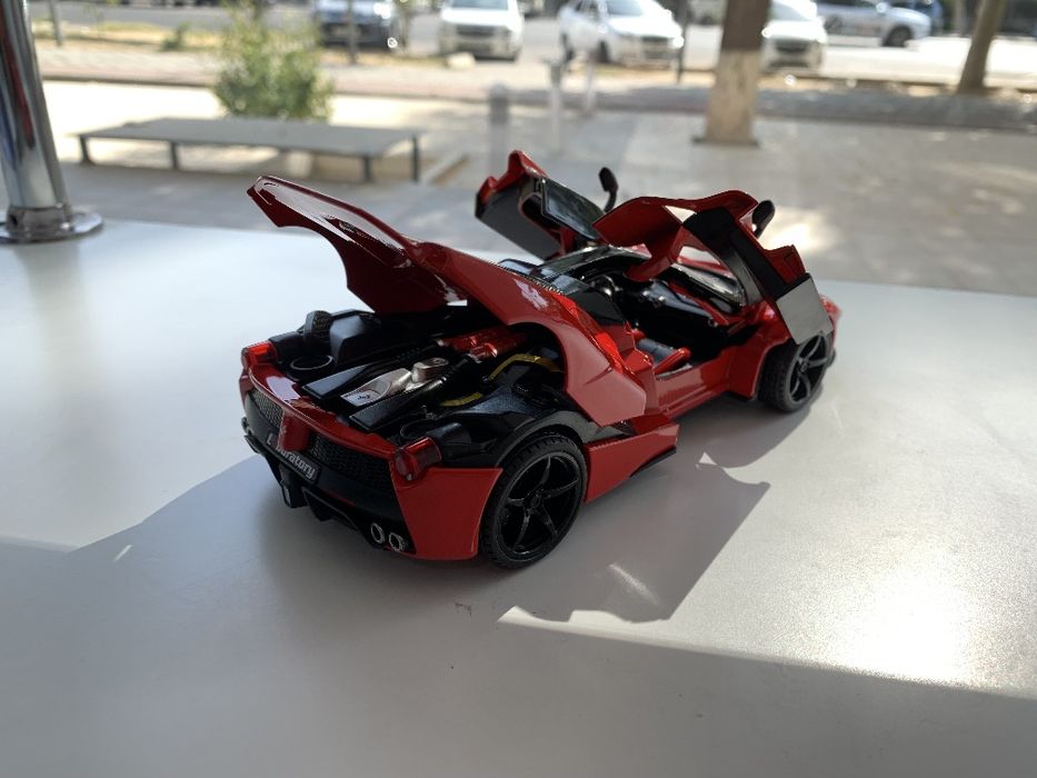 Modelka LaFerrari