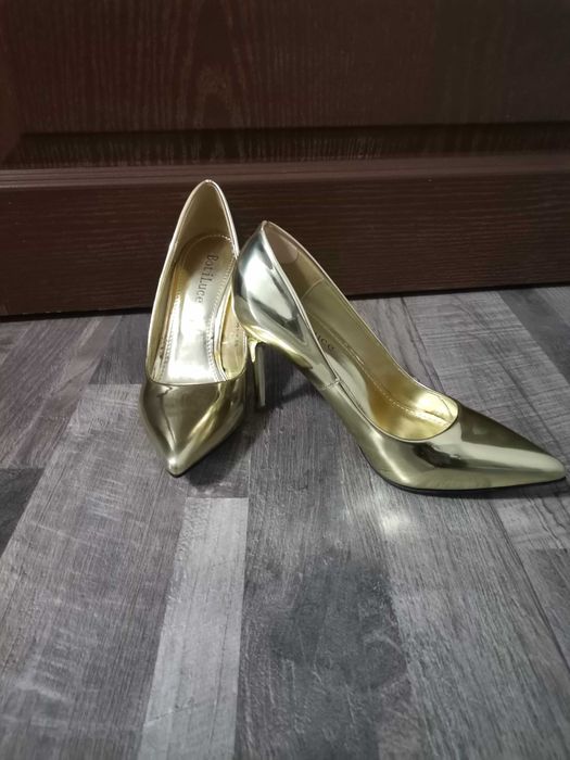 Дамски обувки с ток