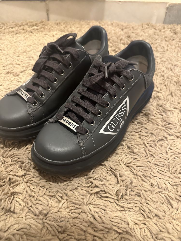 Здравейте! Продавам обувки на “Guess” ,които са без забележка!