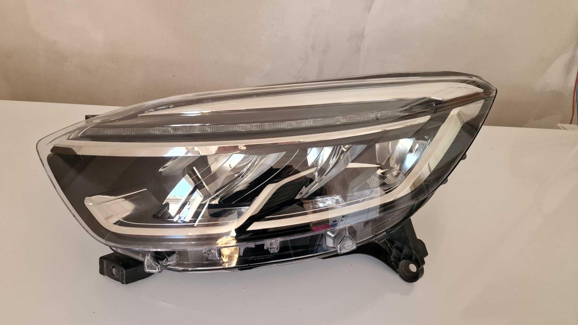 Far LED stanga dreapta NOU origine Renault Captur 2013 - 2019