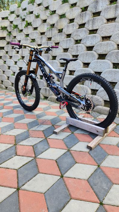 Bicicleta Downhill YT tues cf pro race