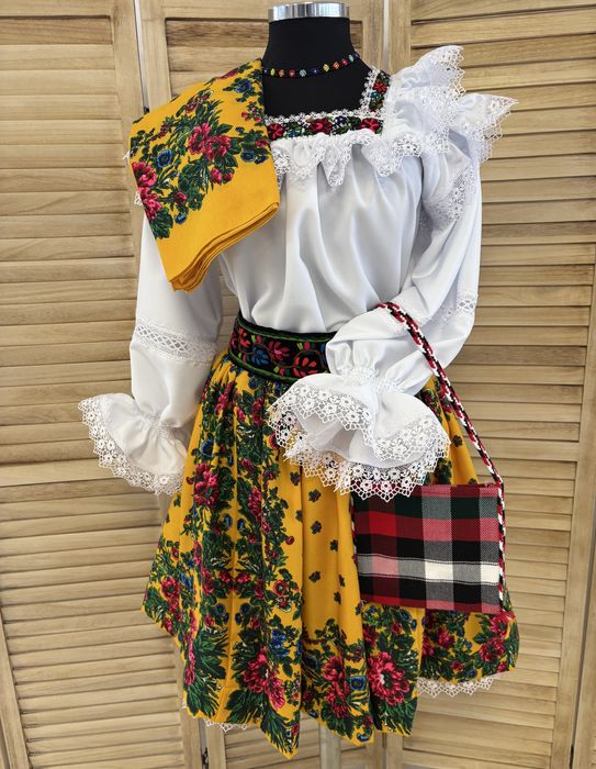 Costum popular/traditional pentru femei de Maramures complet