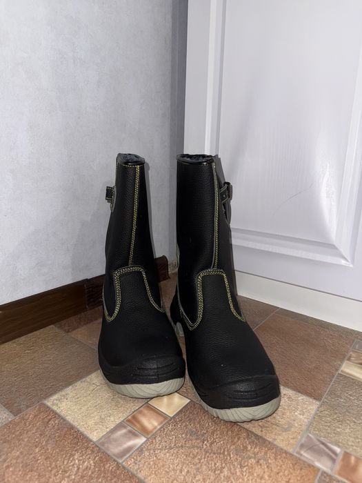 Продам зимнюю рабочую обувь