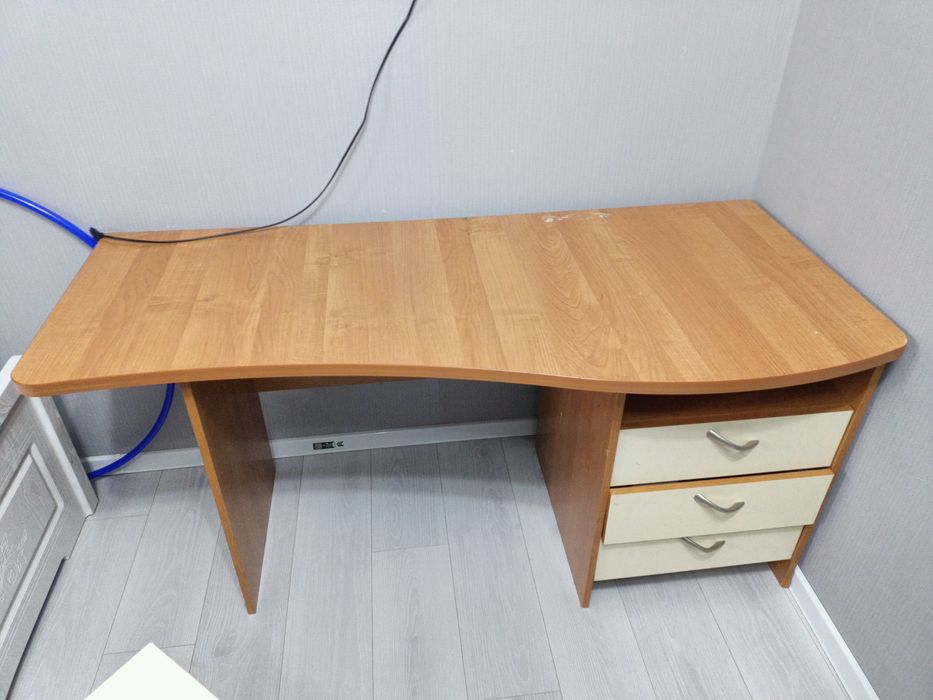 Стол большой и крепкий не шатается