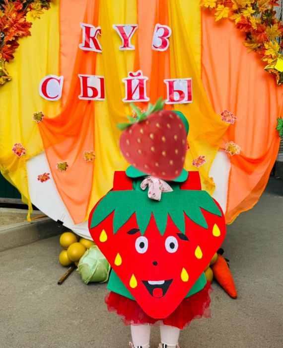 Продам костюм клубники