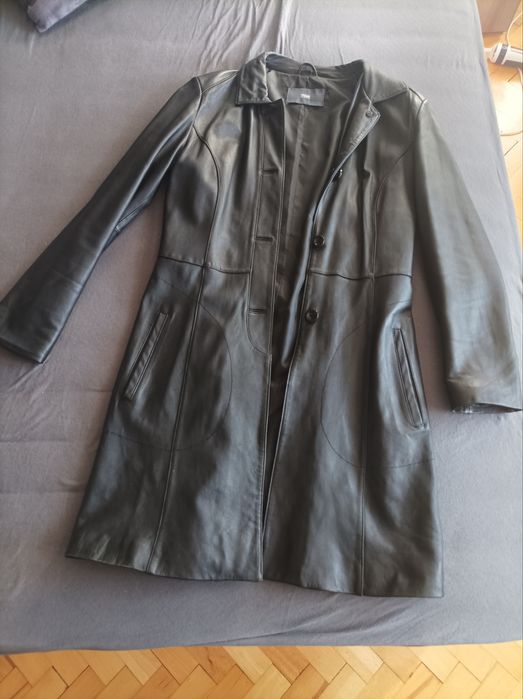 Късо дамско кожено манто.