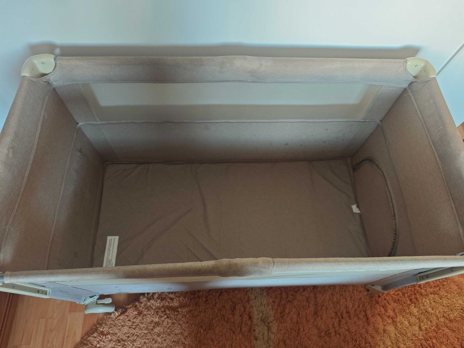 Vând pătuț de copii pliabil și ofer cadou salteaua din fibră de cocos