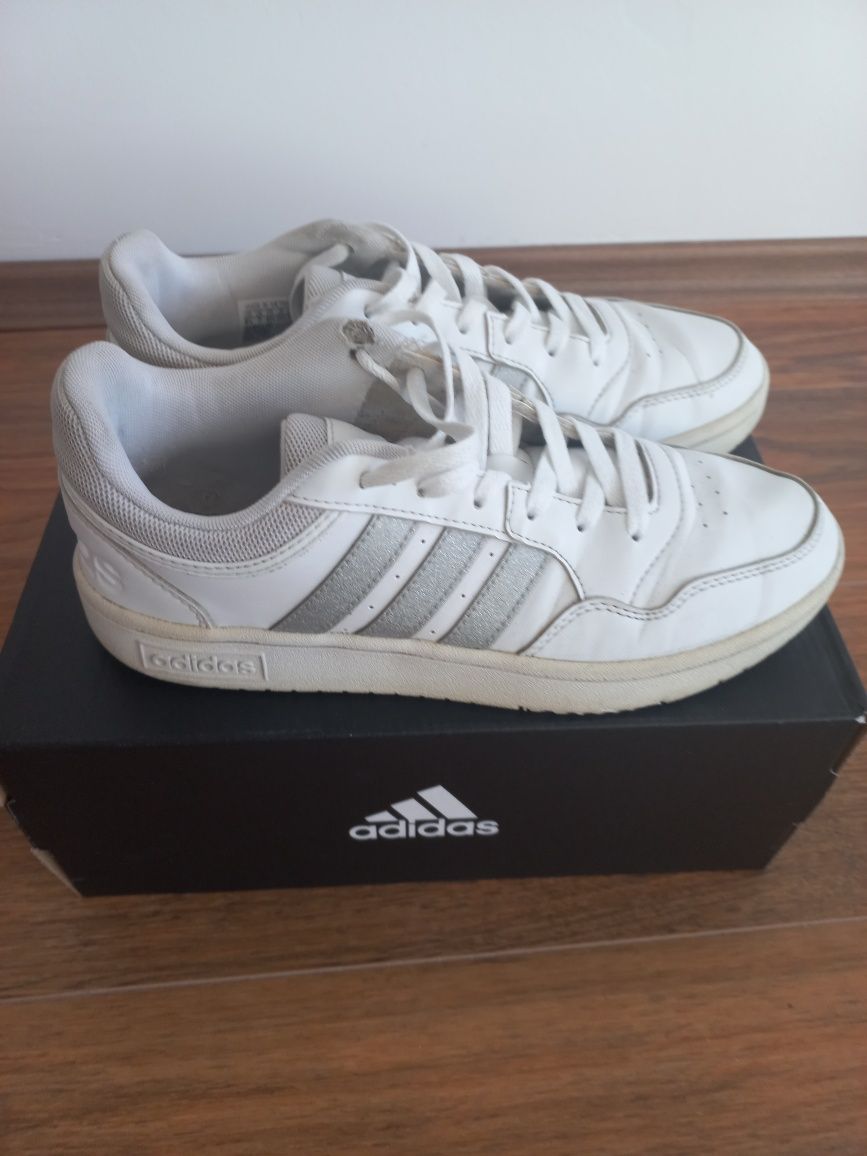 40 номер Бели маратонки Adidas