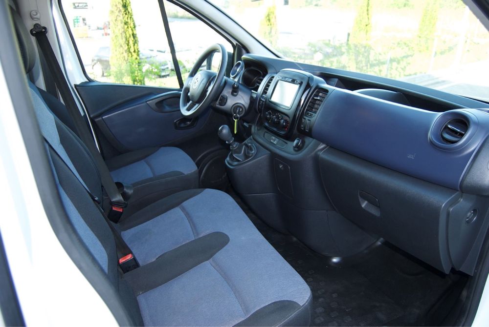 Închiriere auto microbuz 8+1