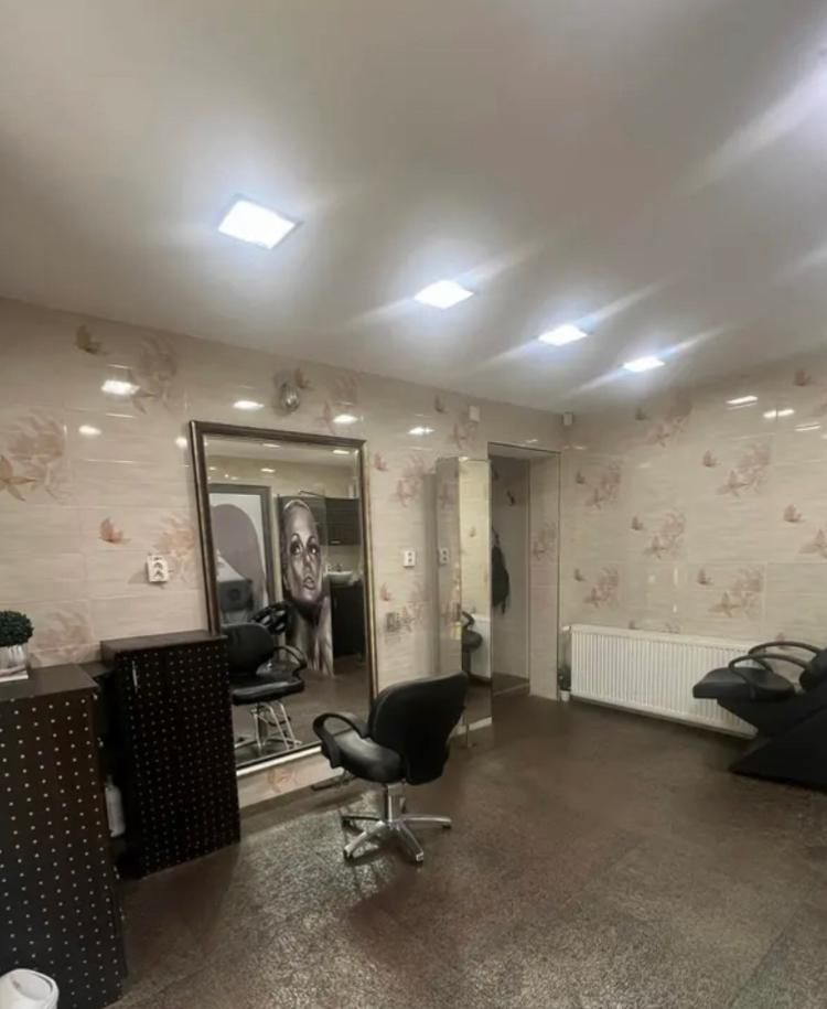 Se vinde apartament,  salon înfrumusețare