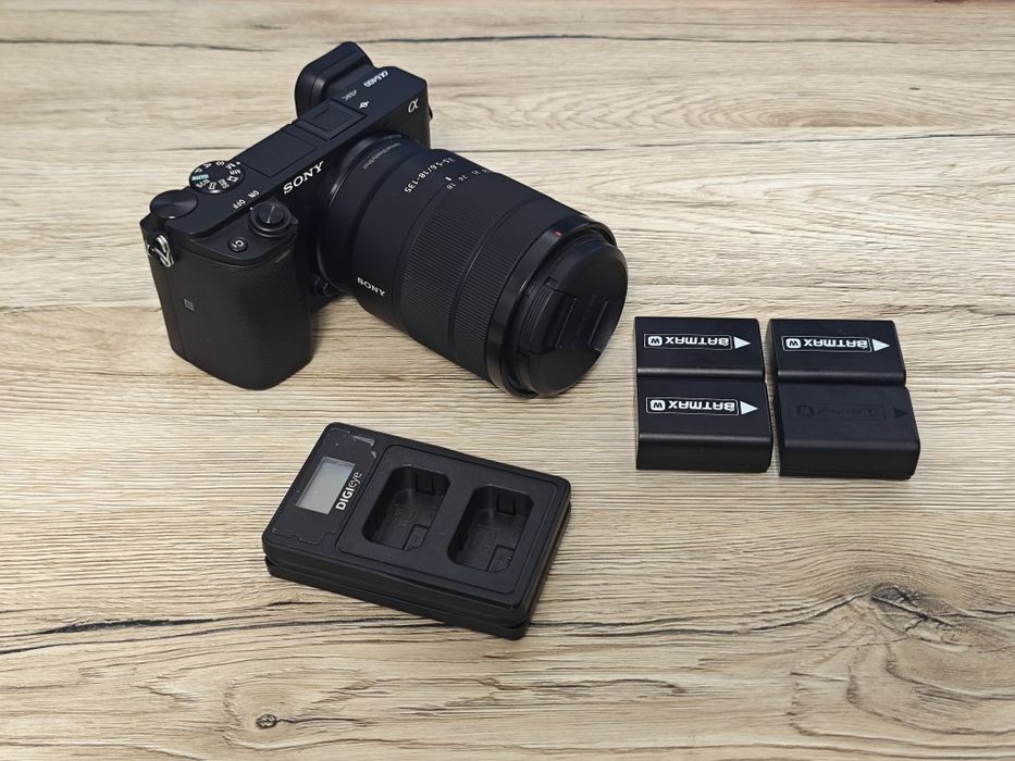 фотоапарат Sony A6400 (черен) + обектив Sony E 18-135mm f/3.5-5.6 OSS