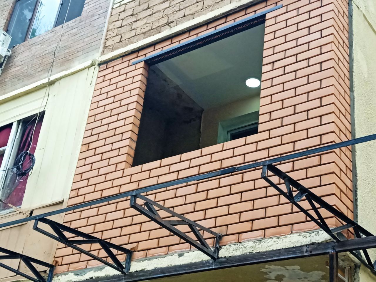 Кладка балкон,облицовочным и простым кирпичом