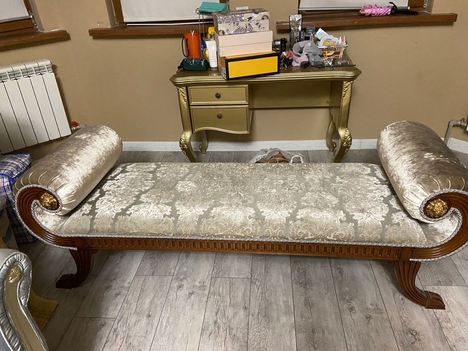 Банкетка для кровати спальни