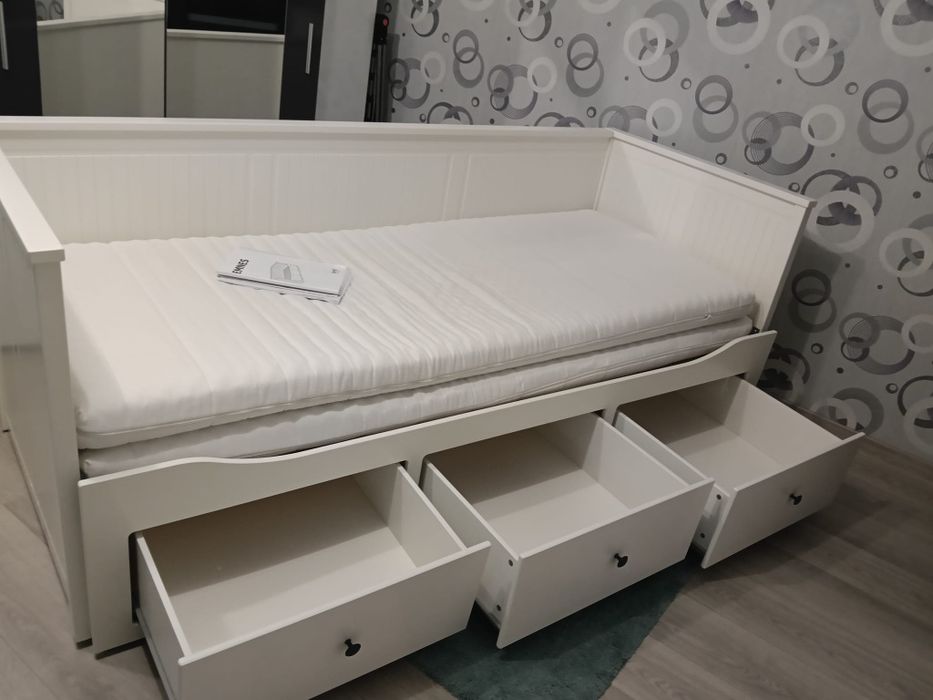 Pat extensibil 190 cm  x200cm ,culoarea alb ,două saltele stare bună