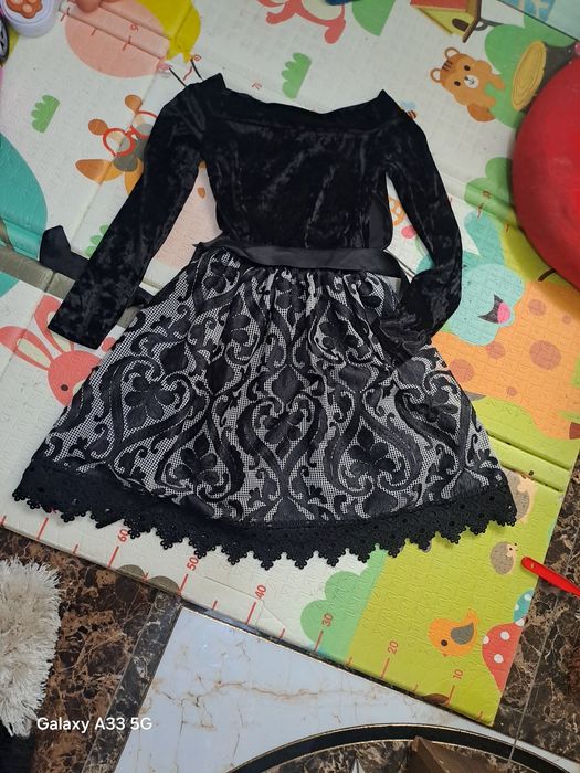 Haine de damă ,rochite ,fuste  M