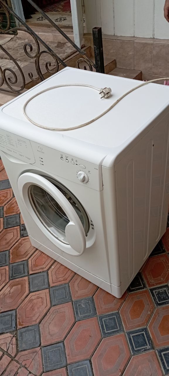 Indesit xolati yaxshi  narxi kelishiladi