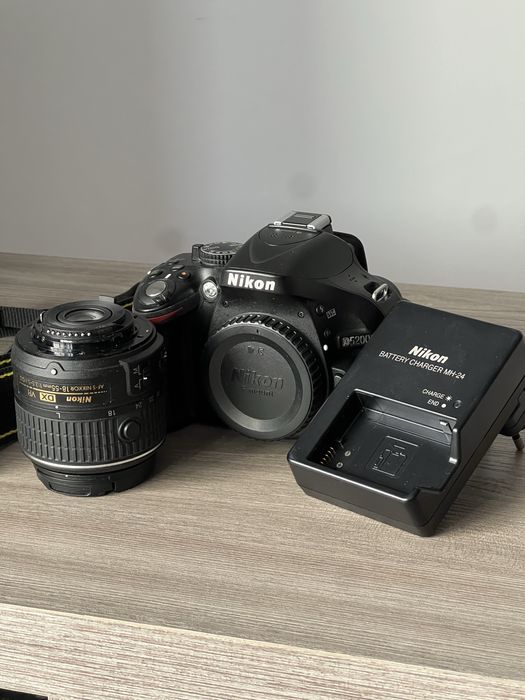 Aparat foto DSLR Nikon D5200 + obiectiv + accesorii