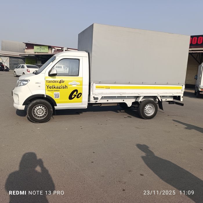 Brend yopishtirish va magnit