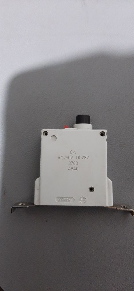 Intrerupator circuit electric auto/siguranta automata 28v, 8A