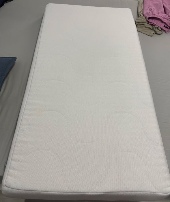 Vând pat cu saltea ikea și apărătoare.