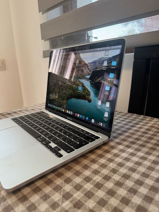 MacBook Pro 13” M2 (2022) • 8GB/256GB • Отлично състояние — Бургас