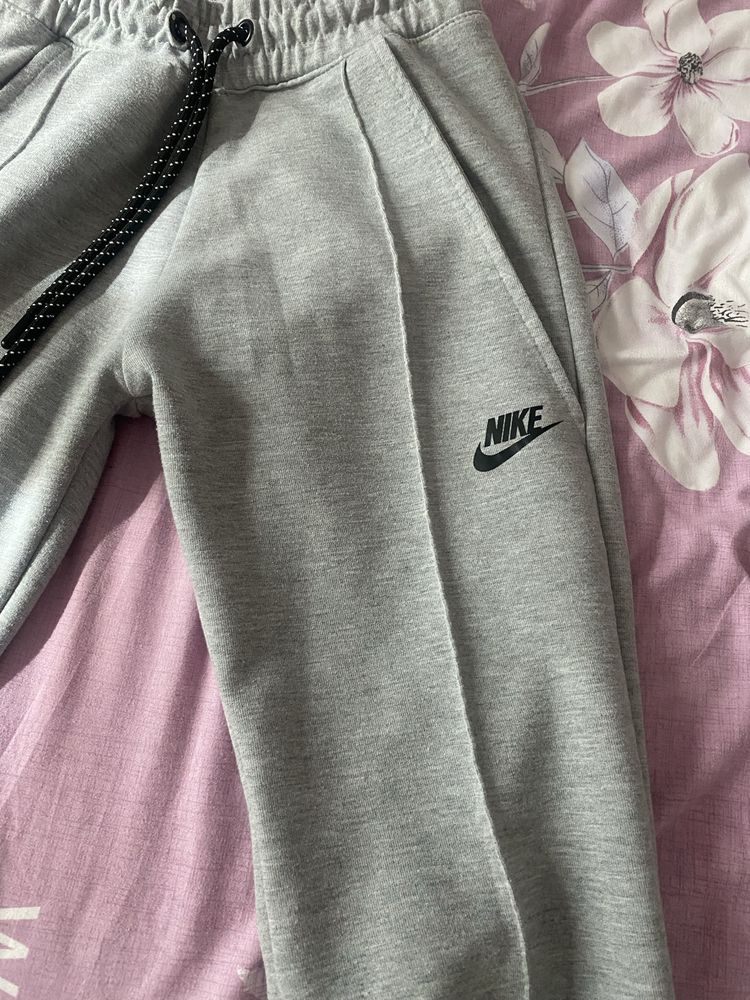 Nike tech fleece дамски