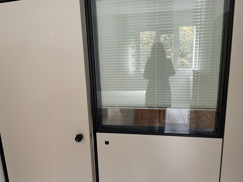 Преградна стена с вградена врата, щора и стъклопакет