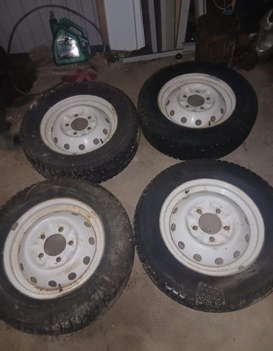 Продам не ДОРОГО зимние шины на Ниву.