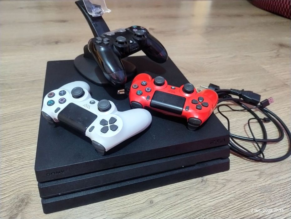 PS4 PRO 1TB + 3 controllere + jocuri