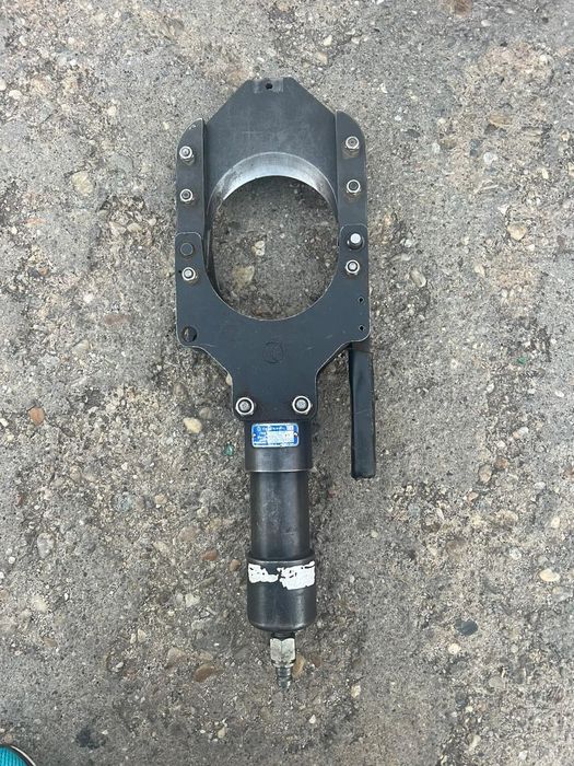 cap de tăiere hidraulic pentru cabluri, modelul Cembre TC120.