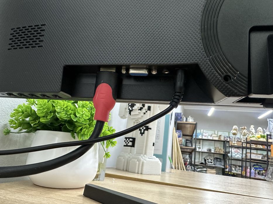 Монитор Xtreon 62 см диагональ