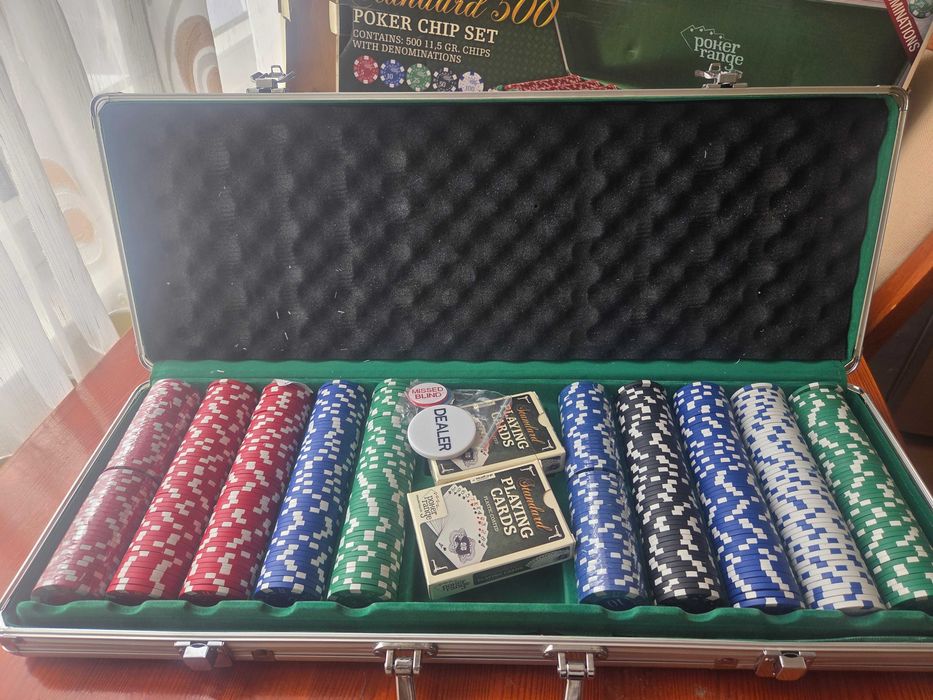 Комплект за покер от 500 части с метално куфарче. В идеално състояние.