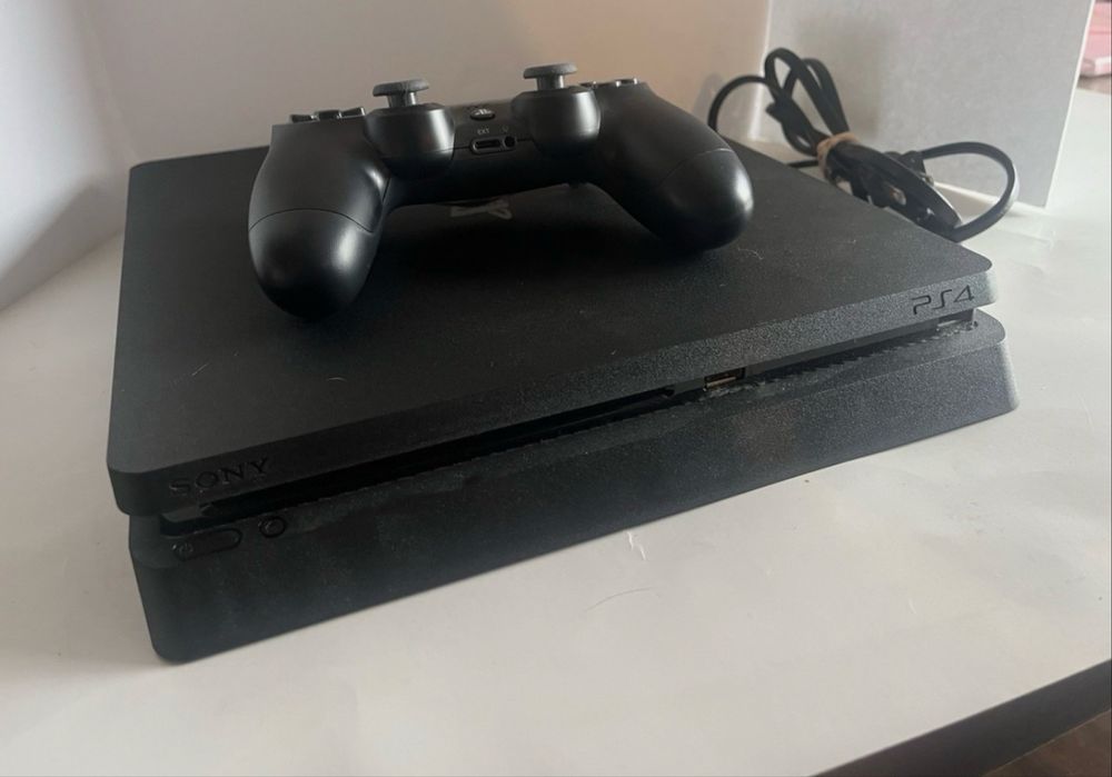 Vand ps4 slim 500GB cu controller inclus in stare impecabila ca nou
