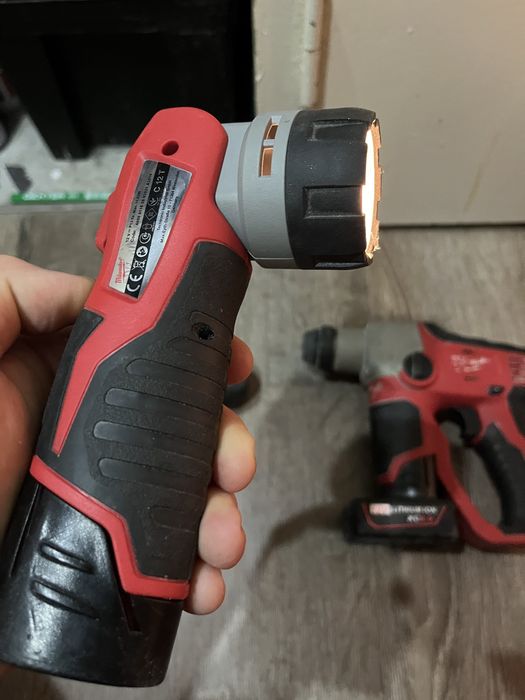 Set Milwaukee de 12 v cu baterii incluse si lanterna