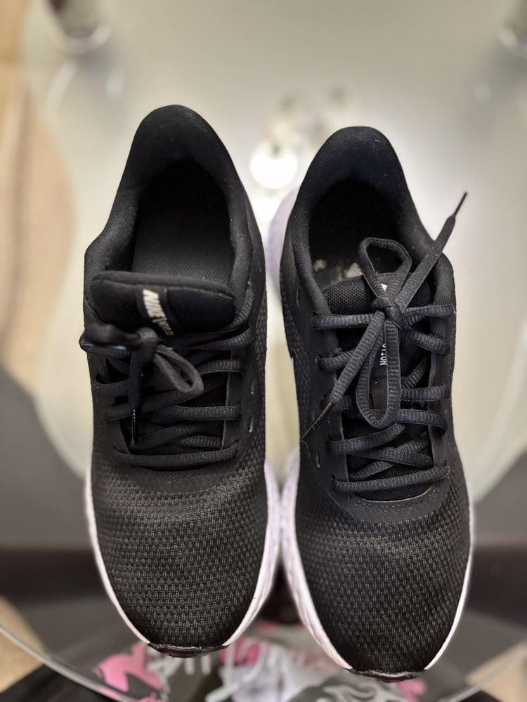 Nike Revolution 5