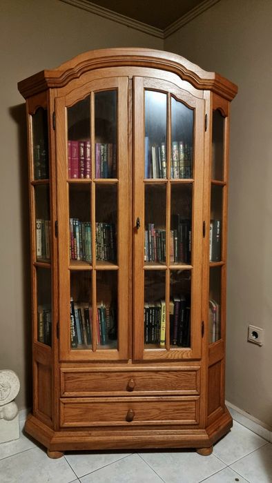Красив шкаф (библиотека) с витрина от масивно дърво.