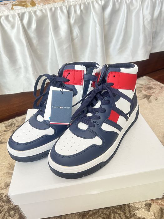 НОВИ кецове Tommy Hilfiger, 40 номер