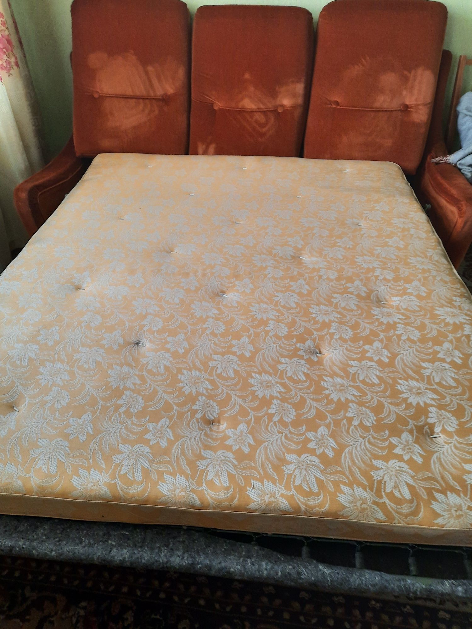 Продам диван кровать, круглый стол.