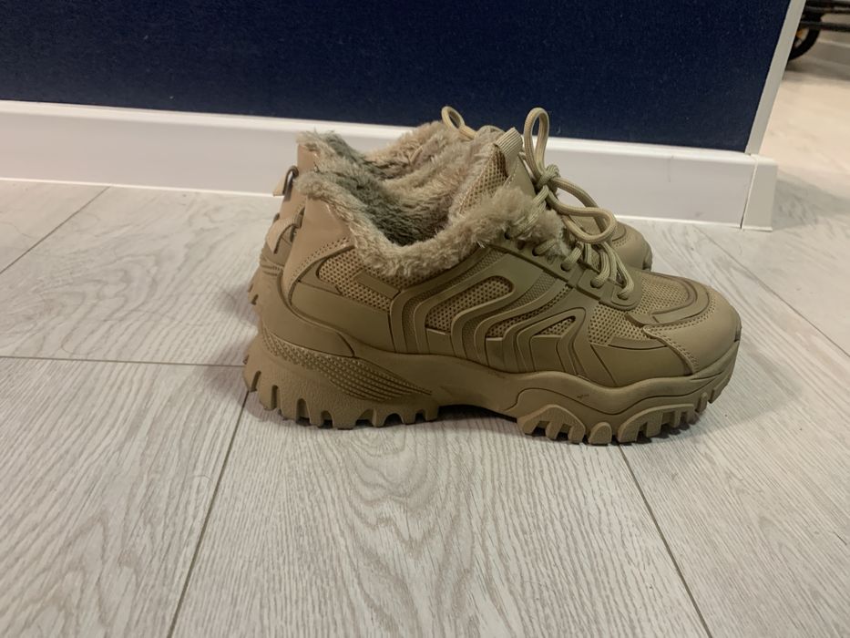 Продаются кроссовки с искусственным мехом  бежевые 38